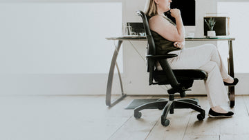 woman-sitting-at-desk-in-ergonomic-chair-for-sciatica-pain-relief