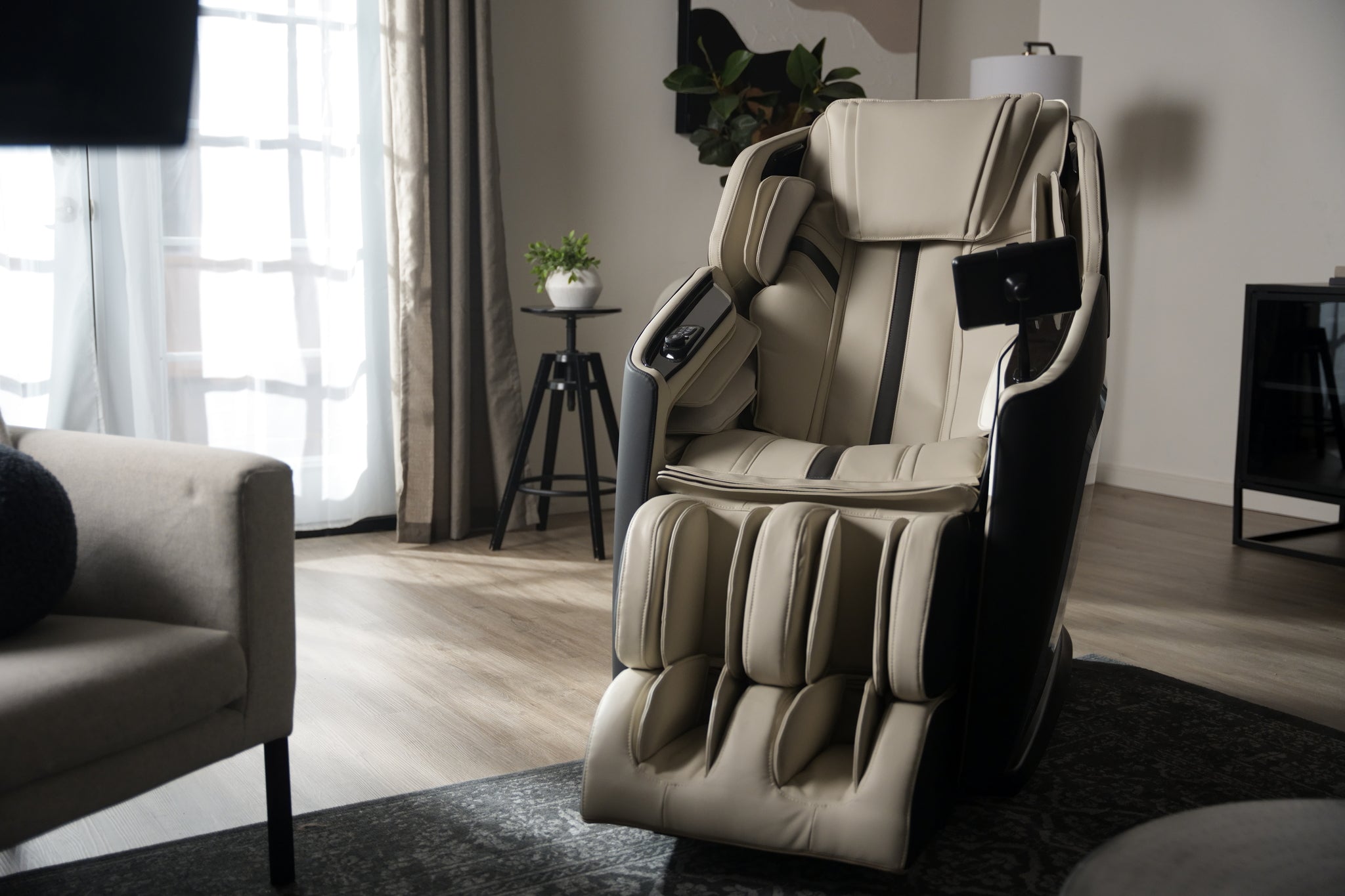 Shiatsu massage chair in action