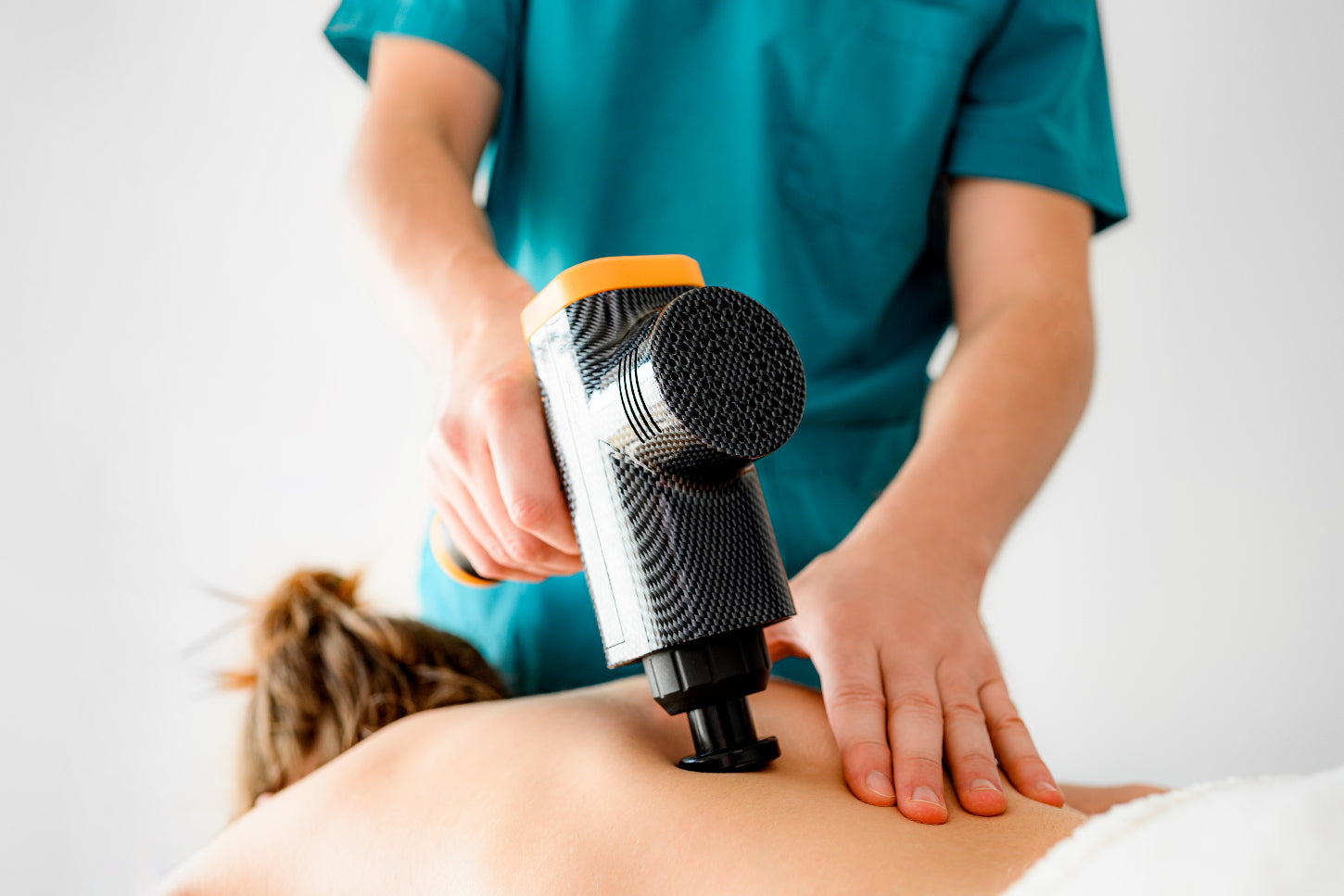 professional-massage-therapist-using-vibration-massage-to-help-healing