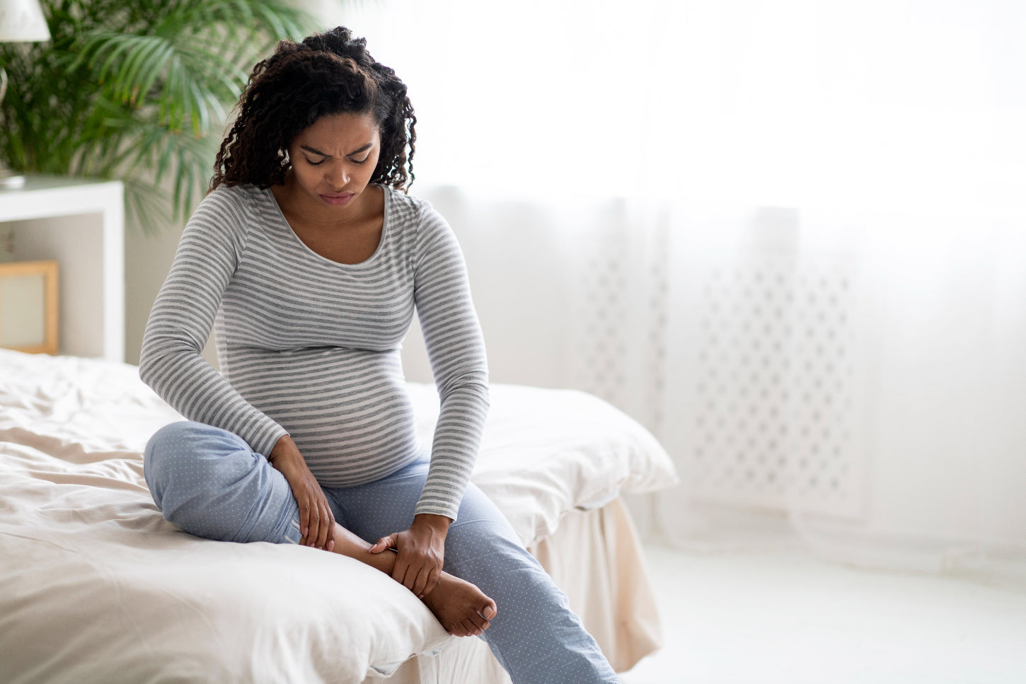 woman-experiencing-restless-leg-syndrome-while-pregnant