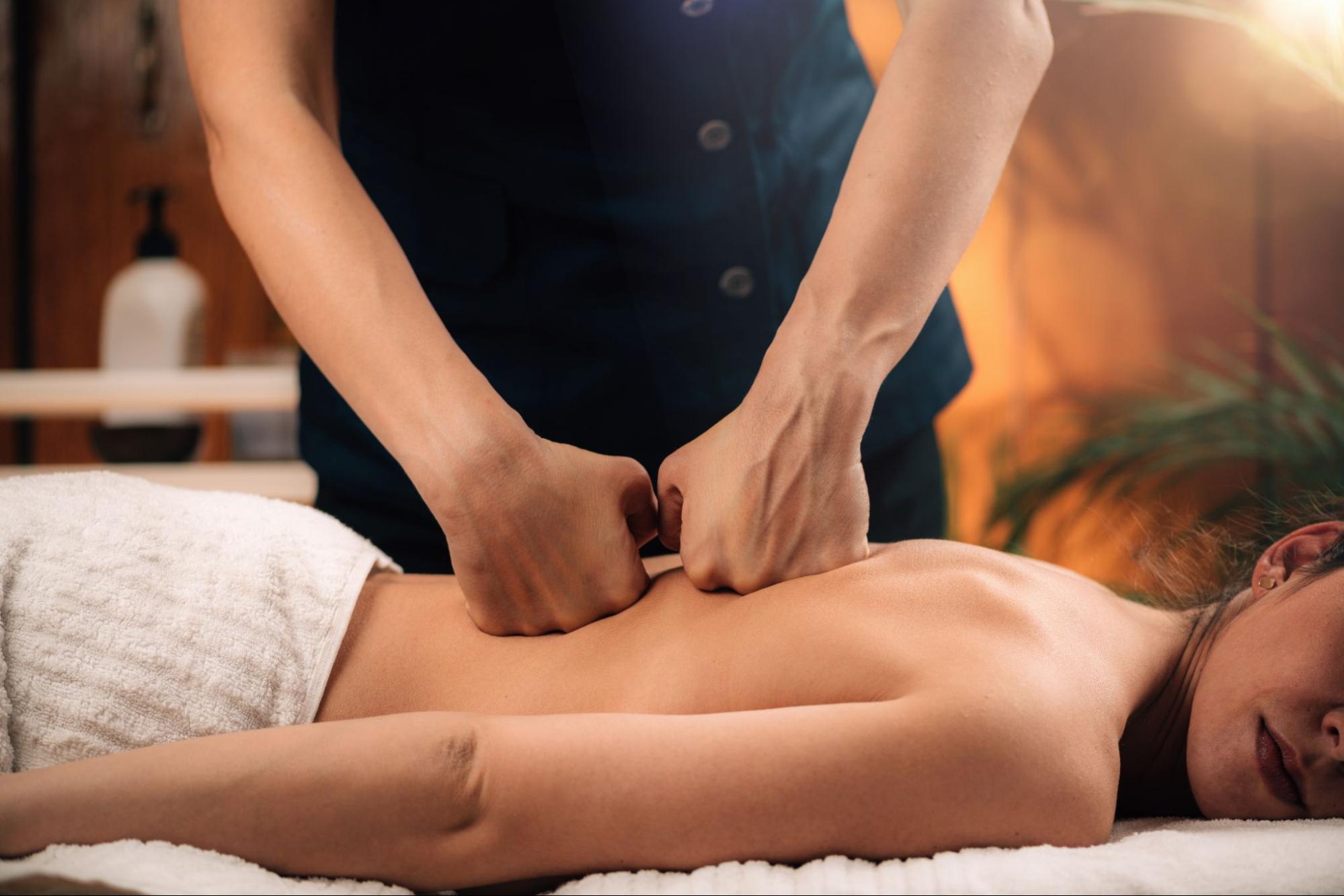 woman experiencing the differencce between deep tissue and swedish massage